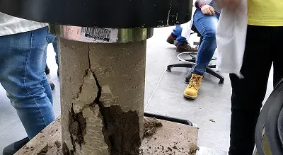 Falla por compresión en probeta de concreto
